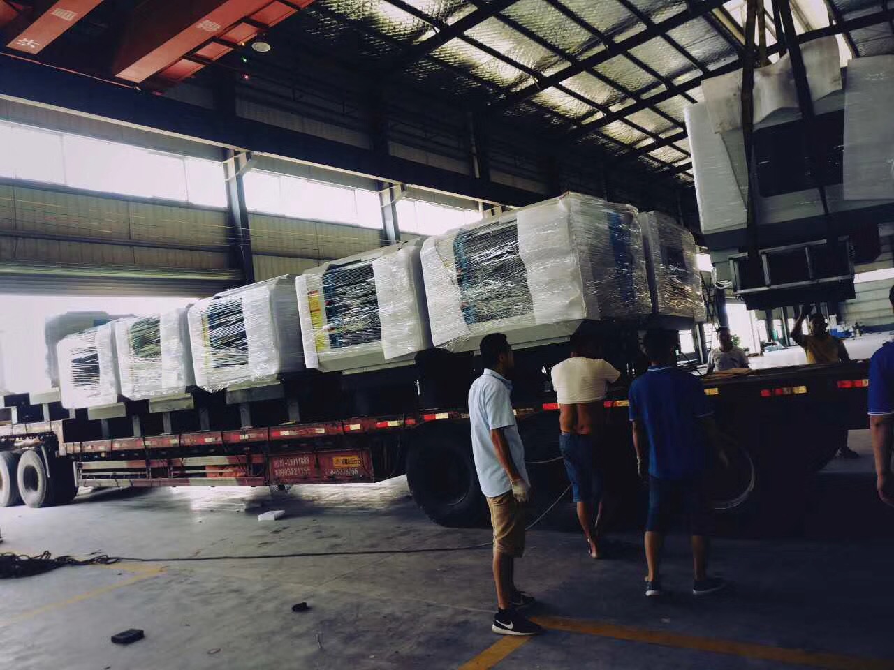 2018深雕數(shù)控迎來第二批玻璃精雕機(jī)，雙頭精雕機(jī)緊張出貨，得到客戶的高度認(rèn)可。